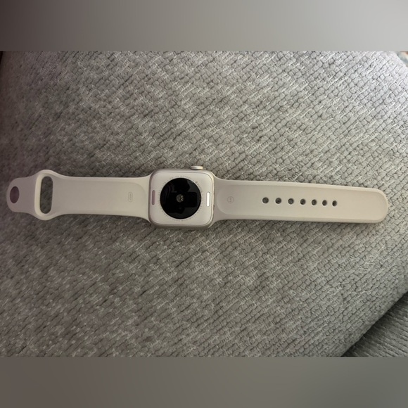 Apple Watch SE 3 [GPS 40mm] Smartwatch with Starlight Aluminum Case & Band - Picture 2 of 7